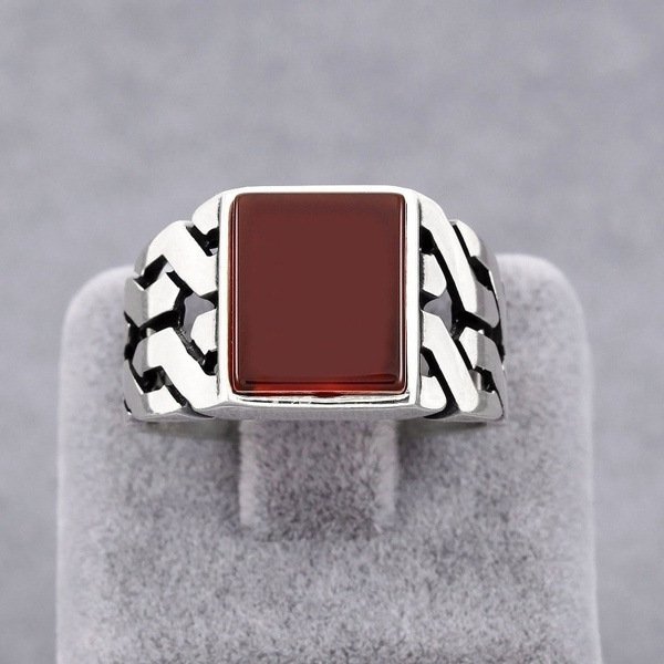 a1c421b0-400f-45f8-8020-756266d7a881.jpg Vintage Alloy Gemstone Ring – Timeless Statement